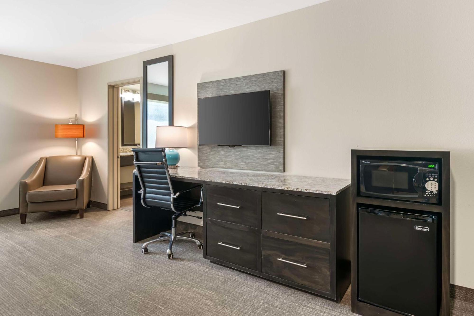 Magnolia Pointe; Bw Signature Collection Hotel Fruitville