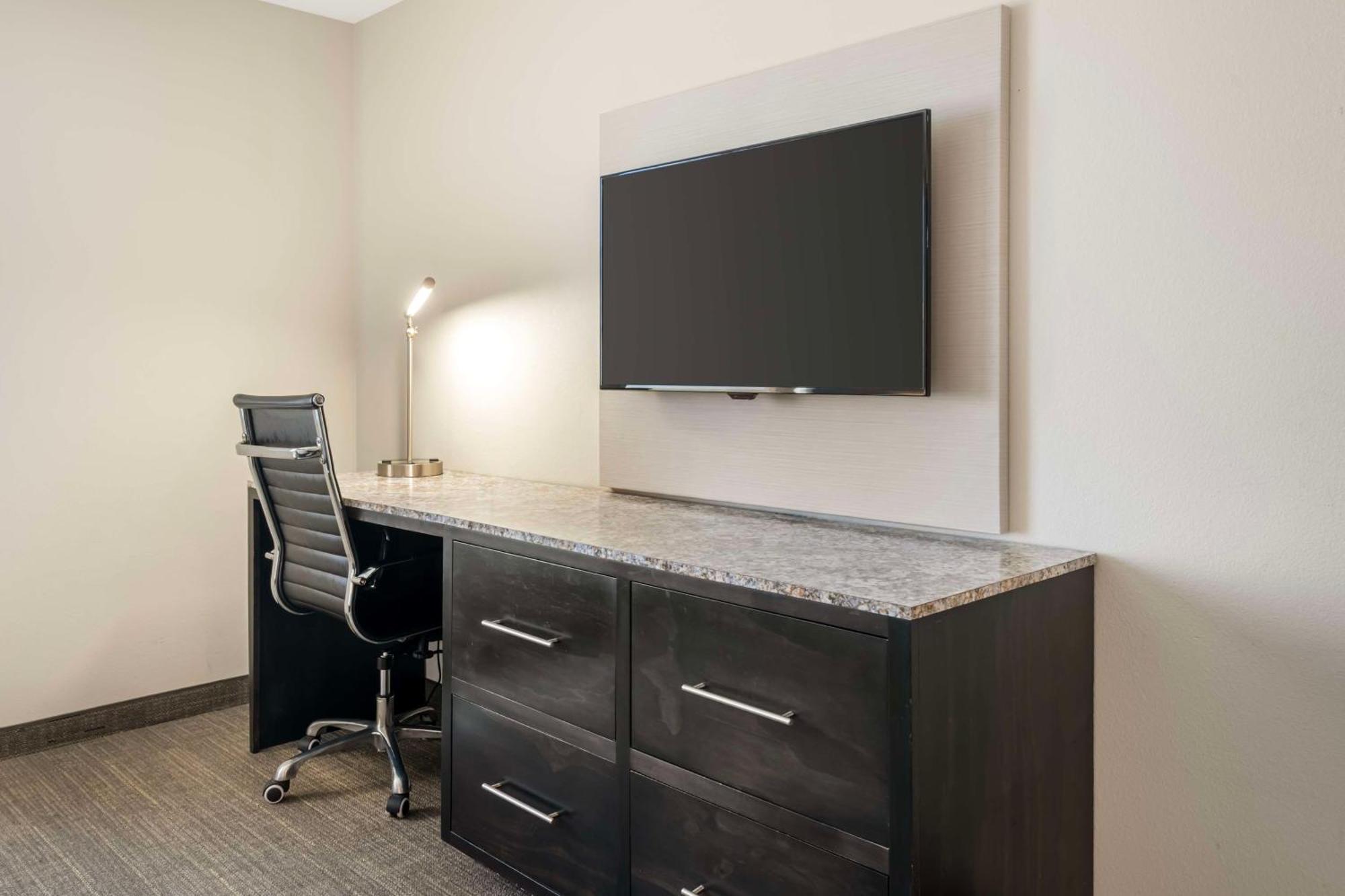 Magnolia Pointe; Bw Signature Collection Hotel Fruitville